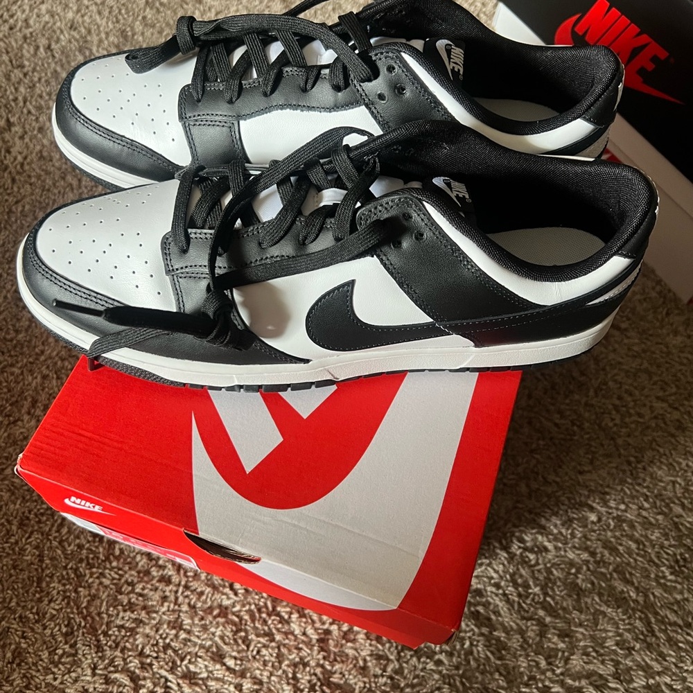 - Nike Dunk Low Retro